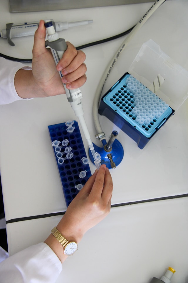 Scientifique au travail sur une paillasse de laboratoire de recherche